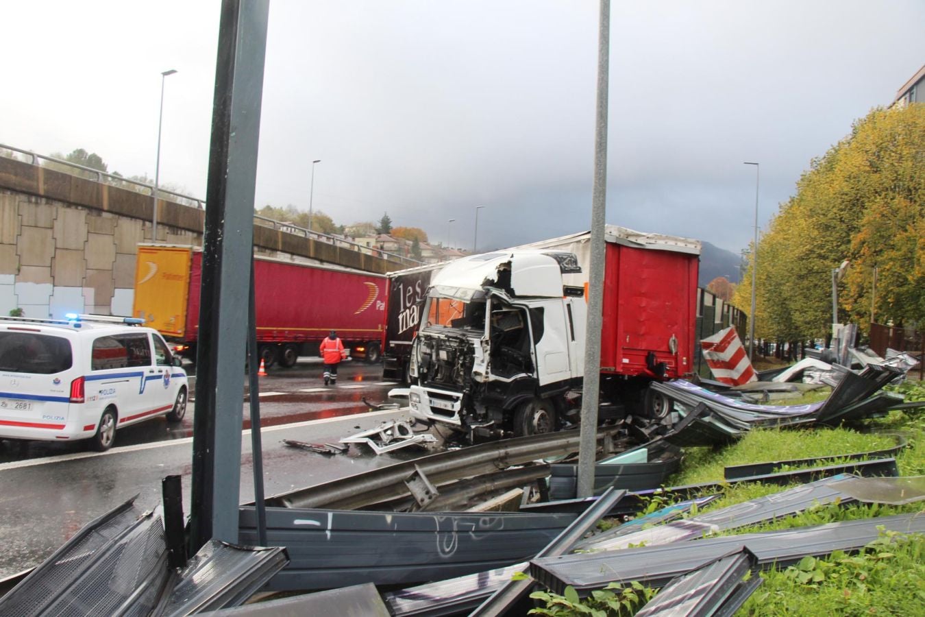 Fotos: Camión accidentado en Lasarte-Oria