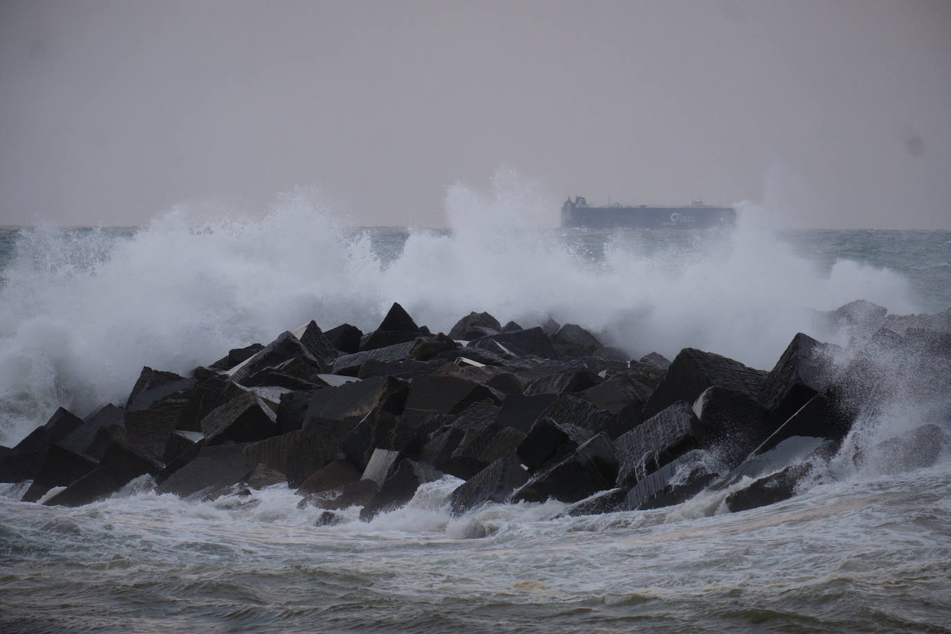 Fotos: Olas en el Paseo Nuevo de Donostia
