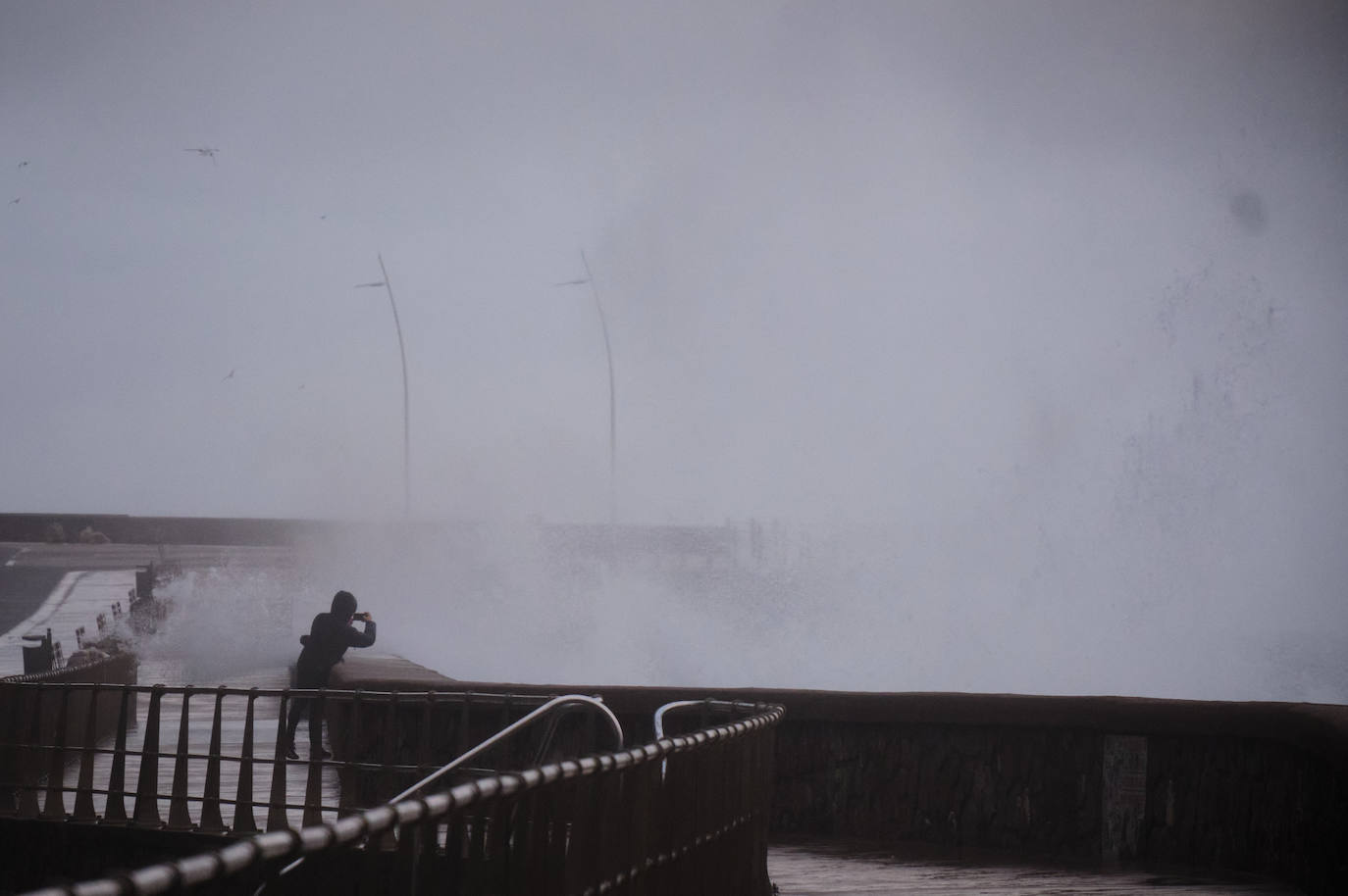 Fotos: Olas en el Paseo Nuevo de Donostia