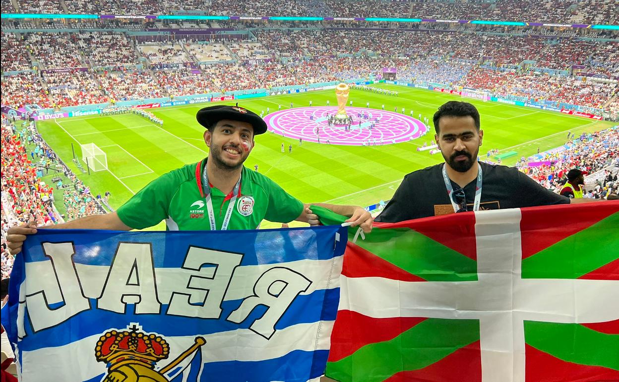 Faris Al Hathloul con una bandera de la Real y su amigo Faisal Alanazi con una ikurriña ayer durante el Portugal-Uruguay del mundial 