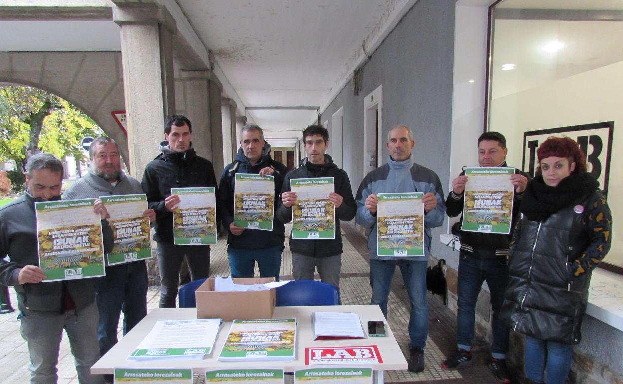 Trabajadores de la subcontrata de jardinería municipal delante de la sede de LAB. 