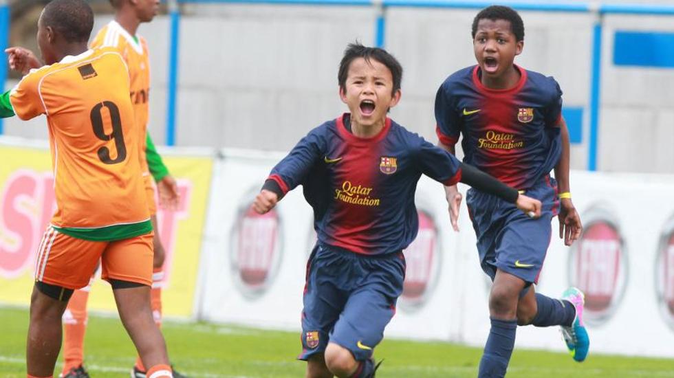 Kubo celebra un gol junto a Ansu Fati en la final del MIC, en 2013.