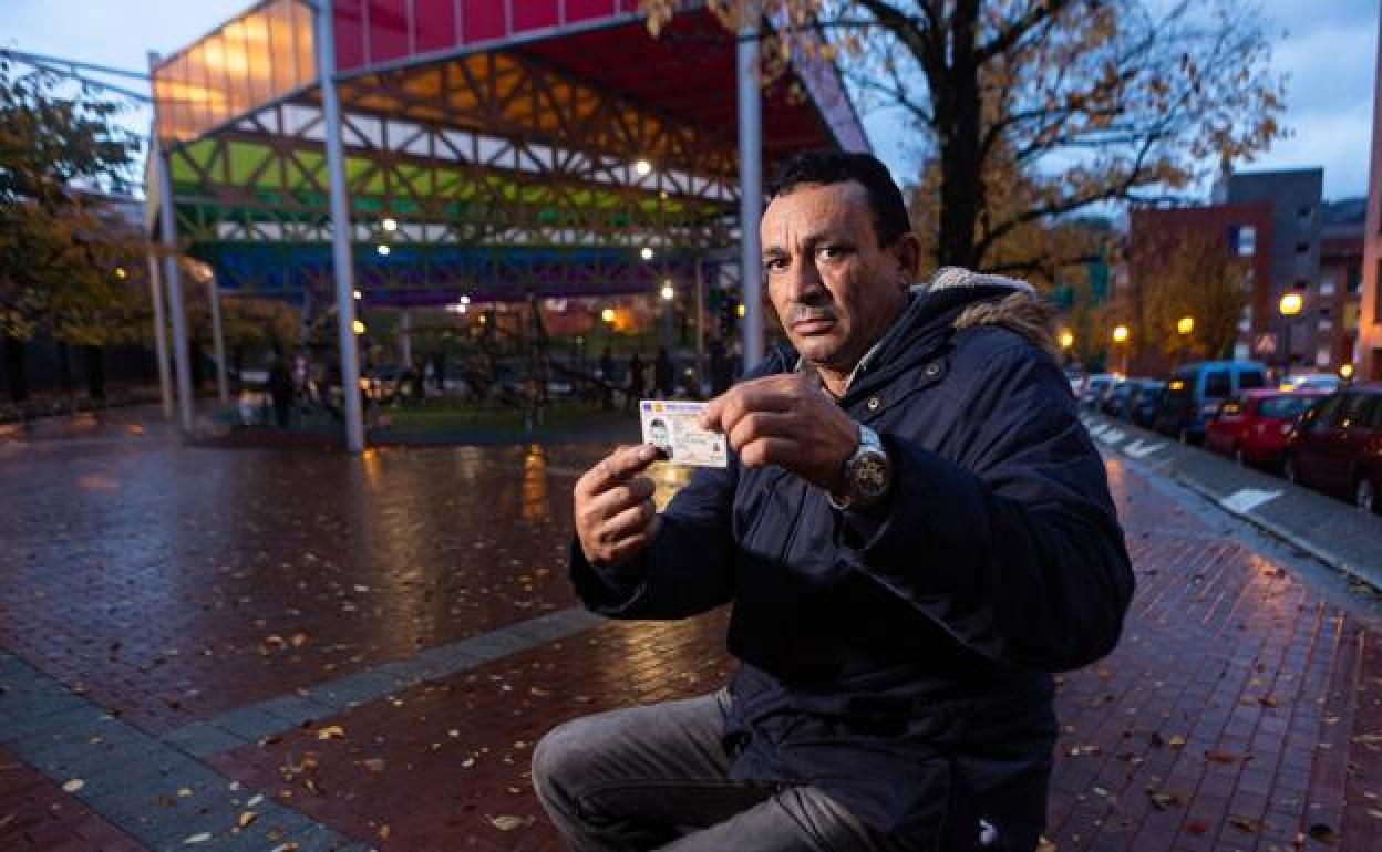 Salem Lali Nayem exhibe satisfecho el DNI que avala su nacionalidad española.