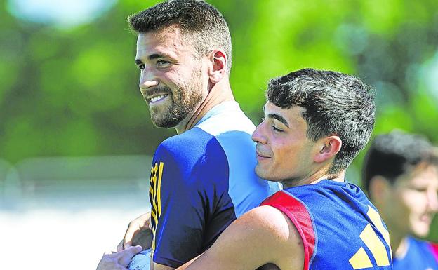 Pedro bromea con Simón en el entrenamiento