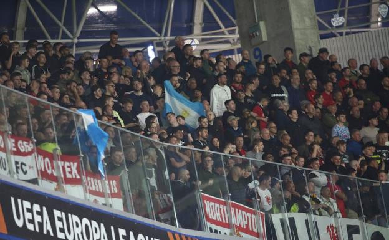 Aficionados del Manchester United situados en la grada visitante desde donde arrojaron liquidos y diversos objetos a los seguidores txuri-urdin situados en el anillo inferior. 