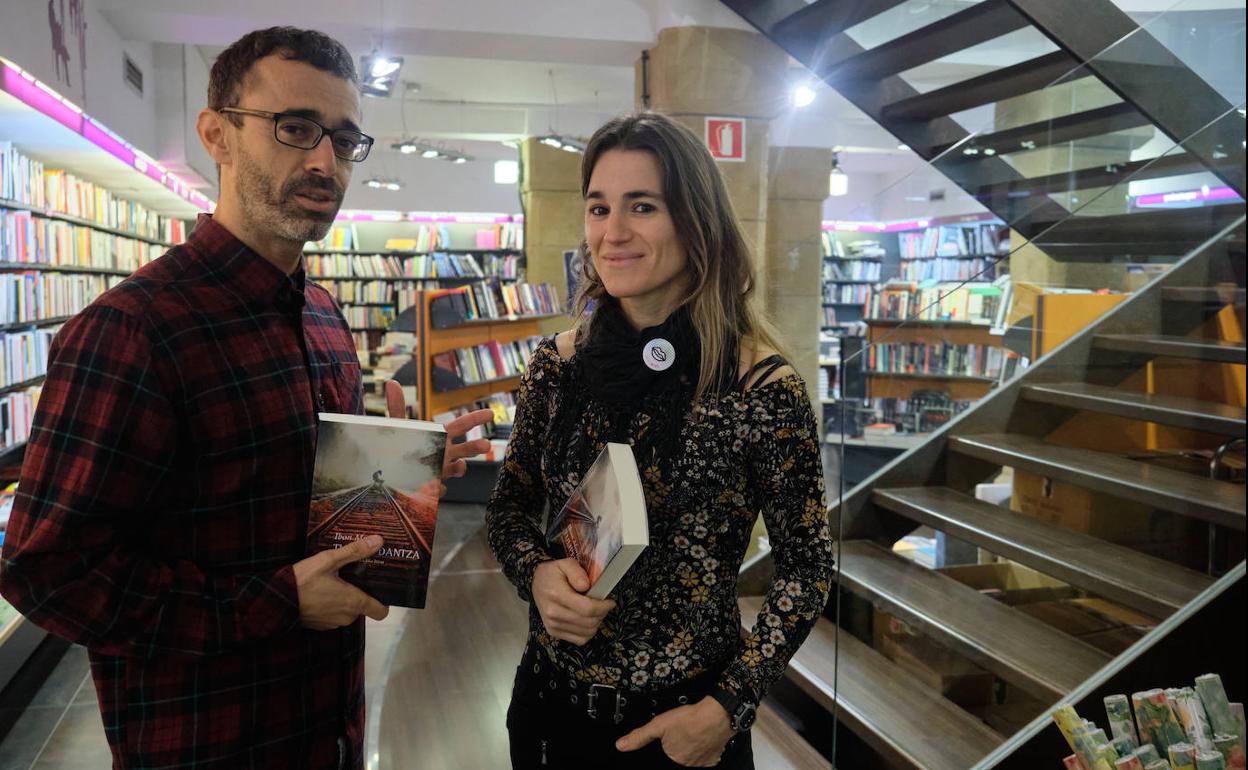 Ibon Martín idazlea eta Aiora Jaka Irizar itzultzailea.