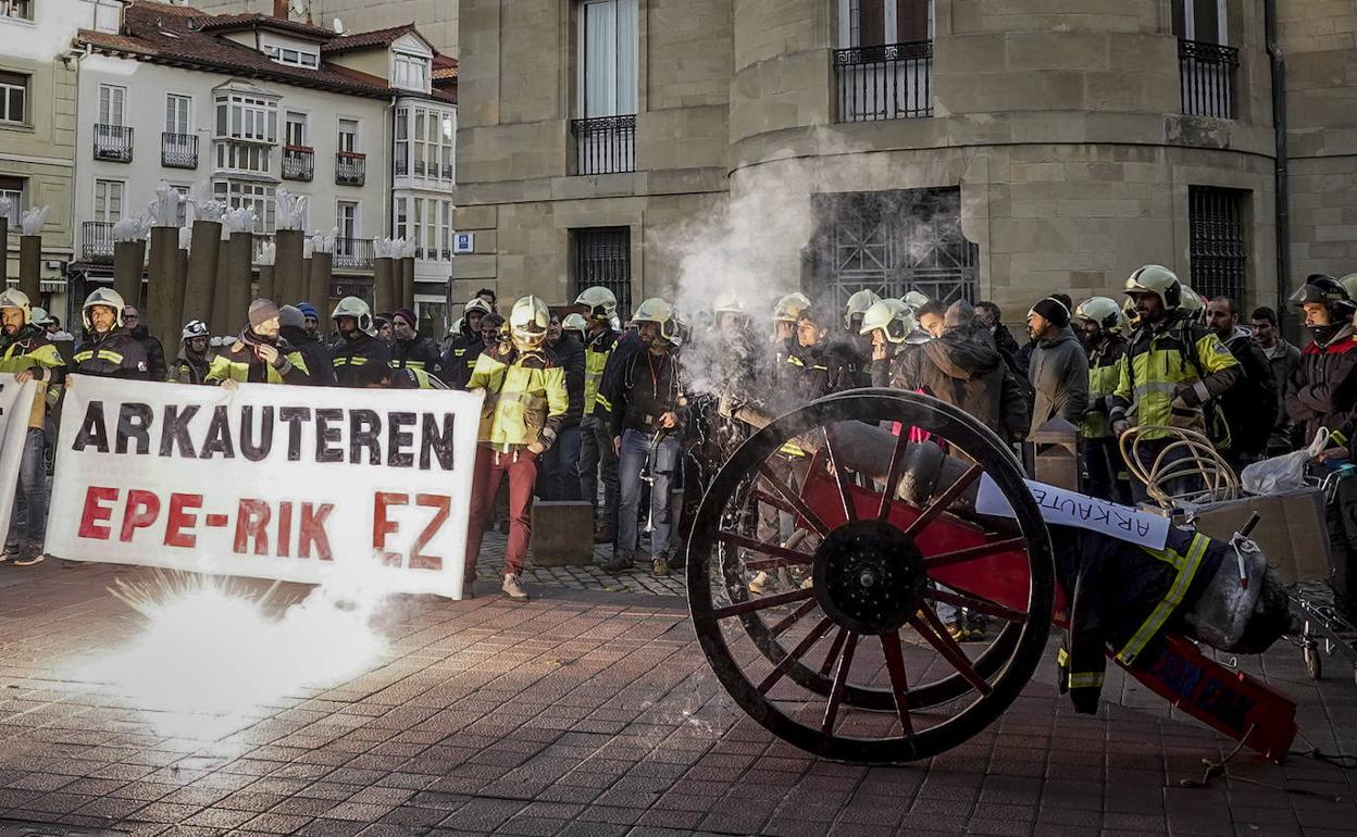 Los manifestantes, este miércoles frente al edificio de las Juntas Generales de Gasteiz.