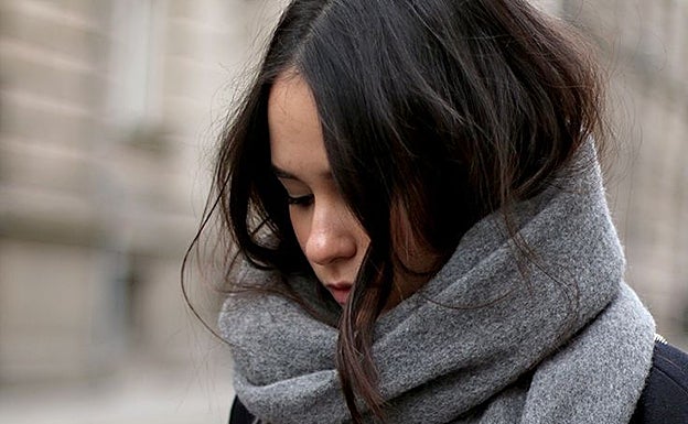 Bufanda gris de cashemere.