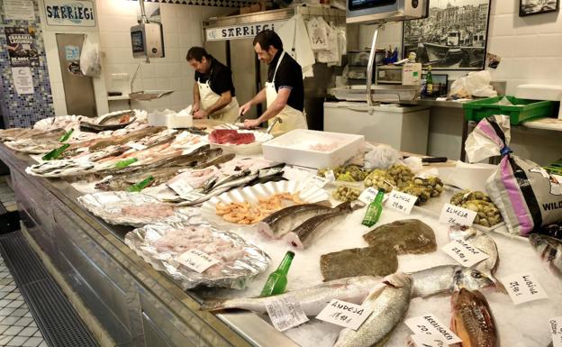 Mostrador de la pescadería Sarriego, repleto de pescado y marisco.