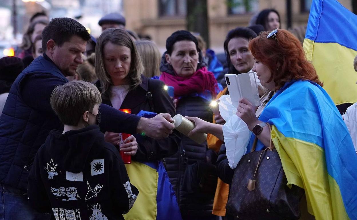 Concentración de ucranianos por las víctimas de la guerra en su país. 