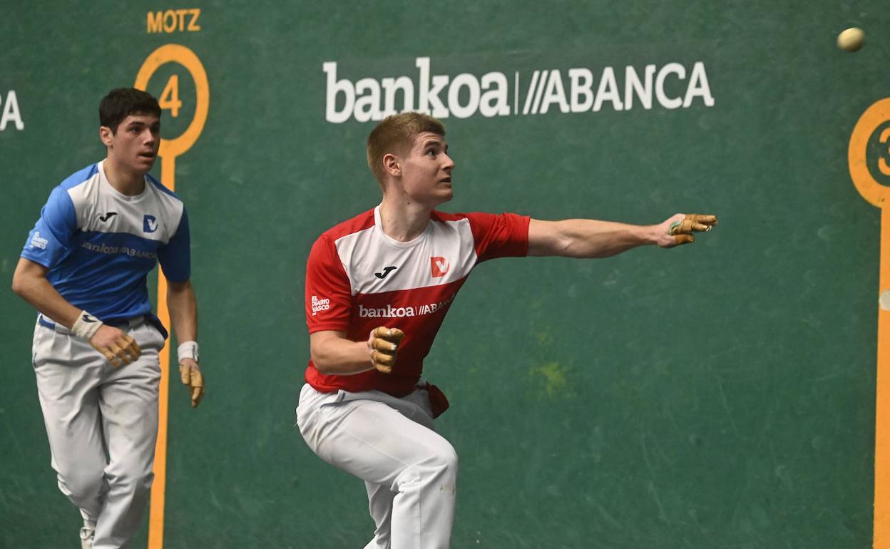 Beñat Apezetxea ejecuta un remate en el presente Torneo Bankoa Abanca-DV. 