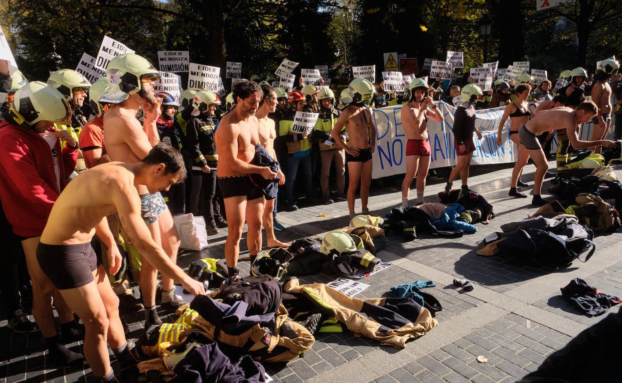 Imagen de la concentración realizada este viernes frente a la sede del palacio foral.