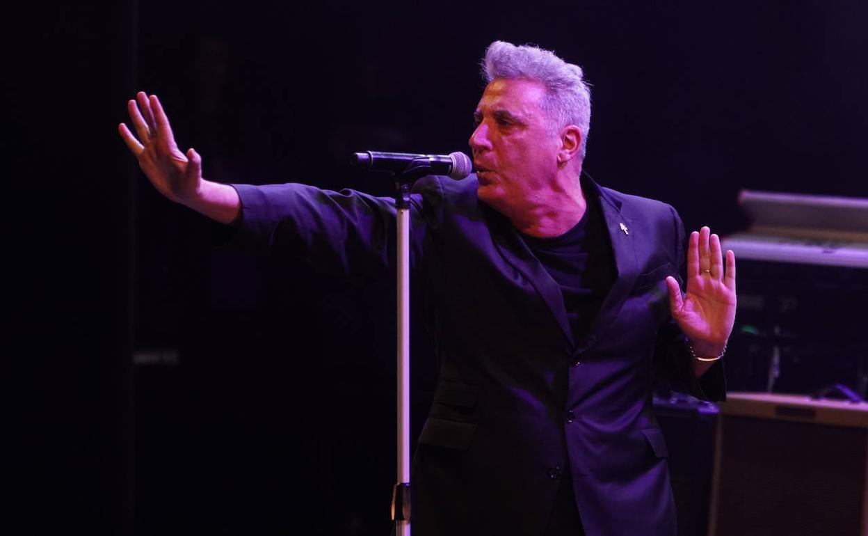 Loquillo ofreció todo un show de rock and roll en el Kursaal durante más de dos horas..