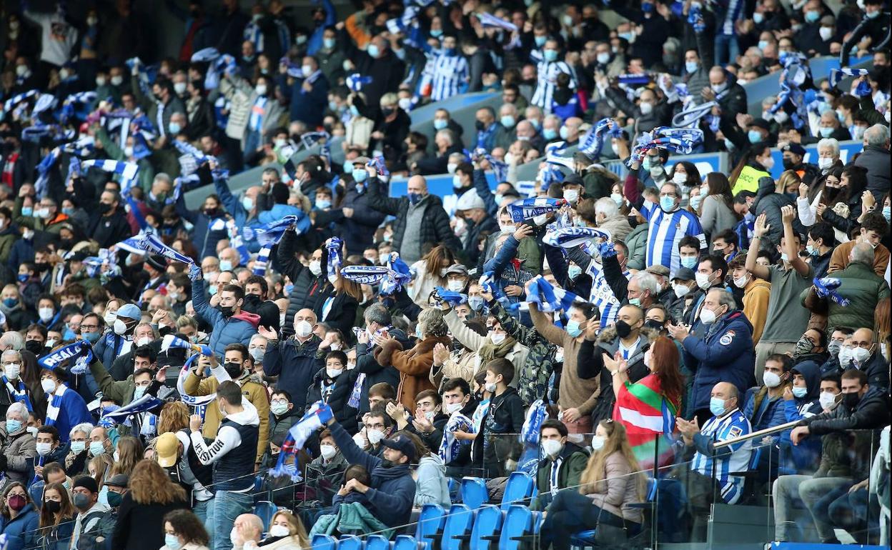 Aficionados de la Real Sociedad celebran un gol. 