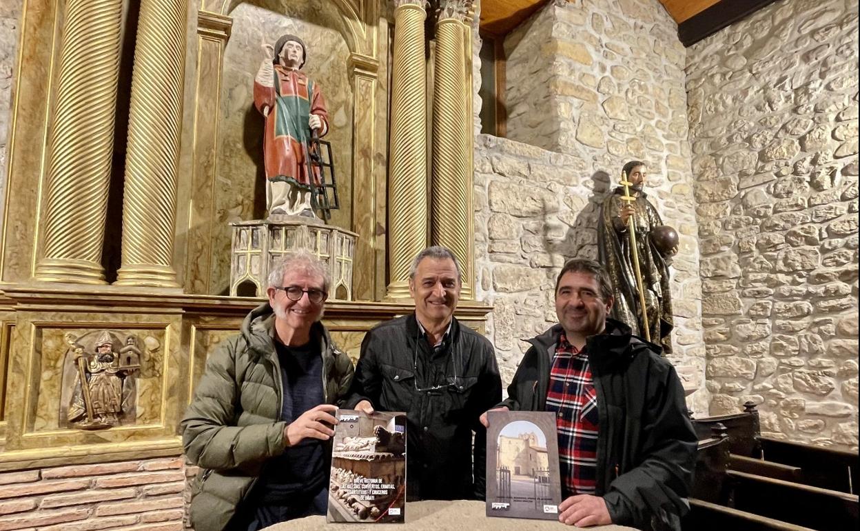 Joxefe Diaz de Tuesta, José Fernández e Iñaki Olalde, en la presentación en la ermita de San Lorenzo. 
