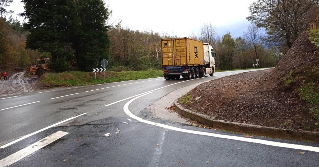 La incorporación hacia Arrasate ha ganado en seguridad al aumentar la visibilidad para el chófer. 