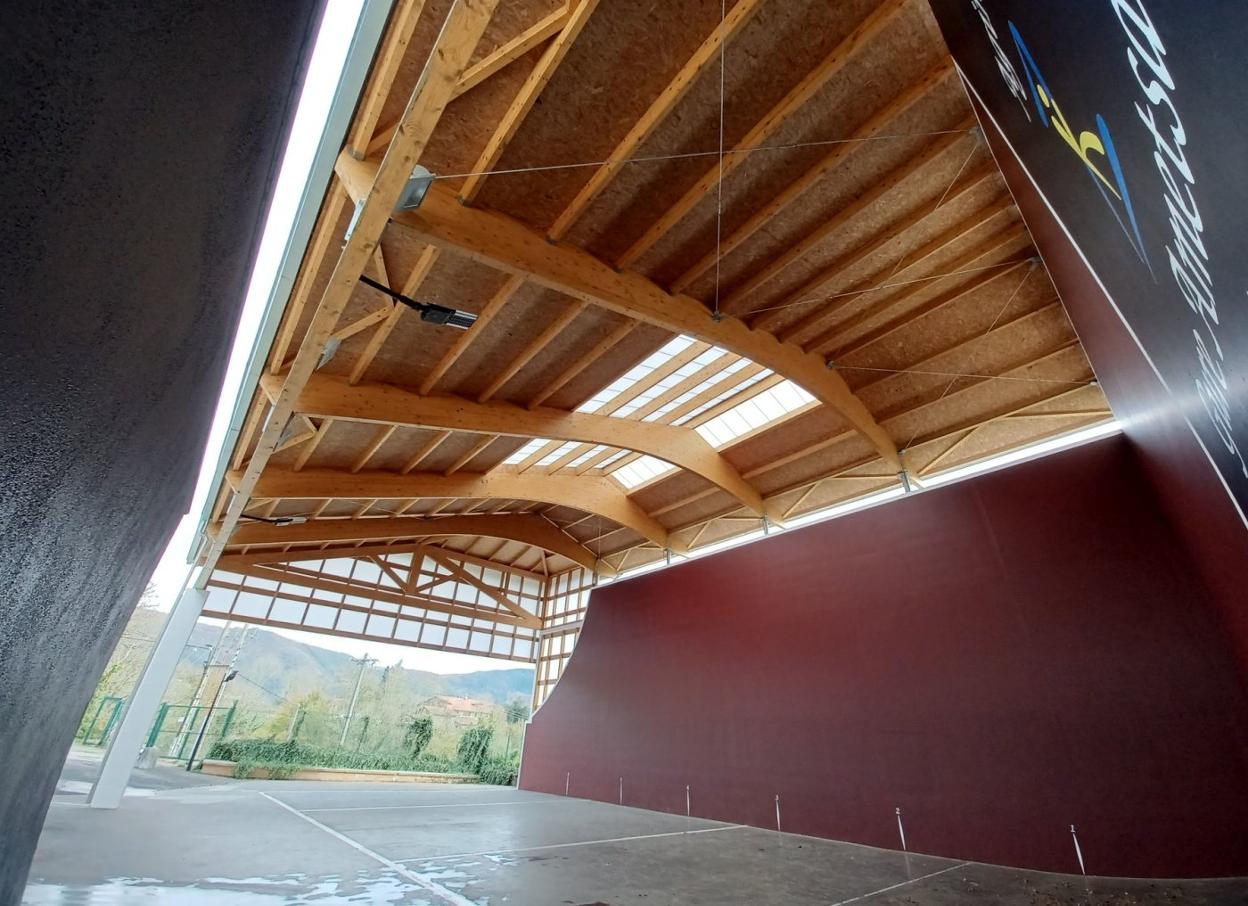 Aspecto actual del frontón Gure Ametsa de Aginaga tras los trabajos efectuados. 