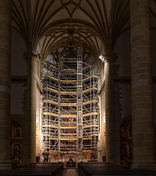 Andamiaje colocado ante el retablo de Araoz para llevar a cabo su renovación. 