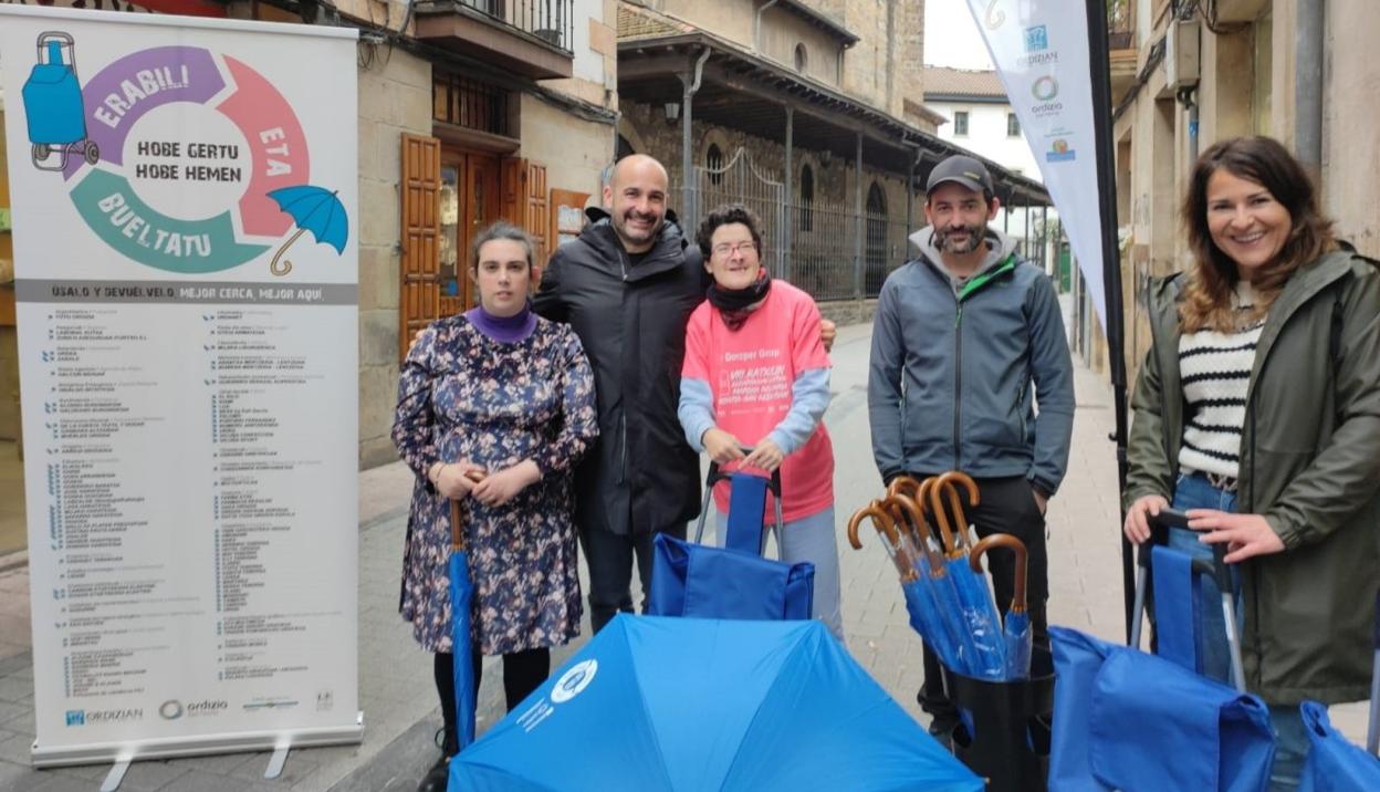 Adur Ezenarro, segundo por la izquierda, durante la presentación de la novedosa campaña.