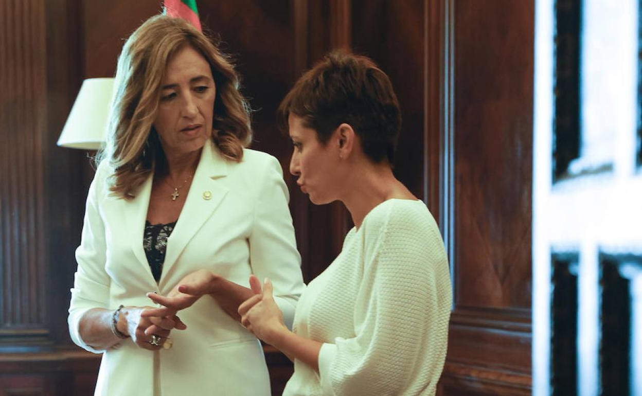 Olatz Garamendi charla con Isabel Rodríguez el pasado mes de julio. 