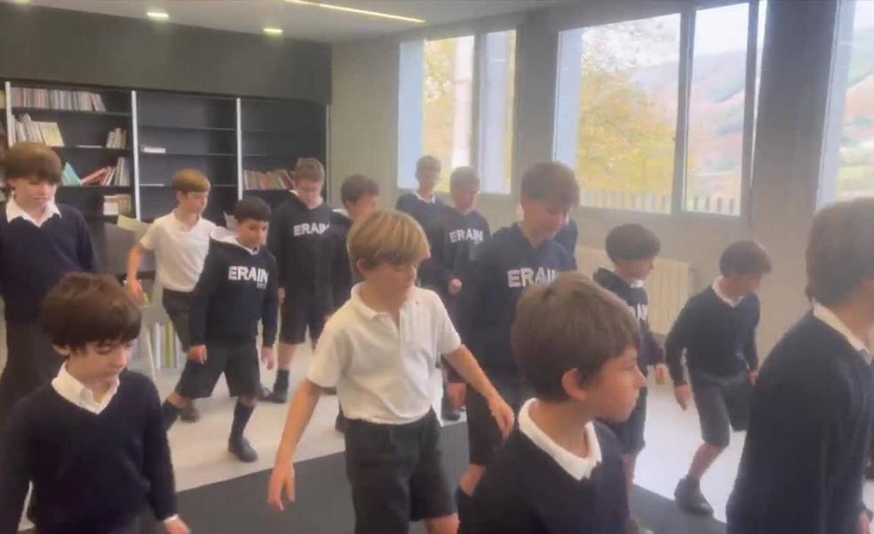 Eraingo ikasleak Gabonetako kantuarekin gozatzen