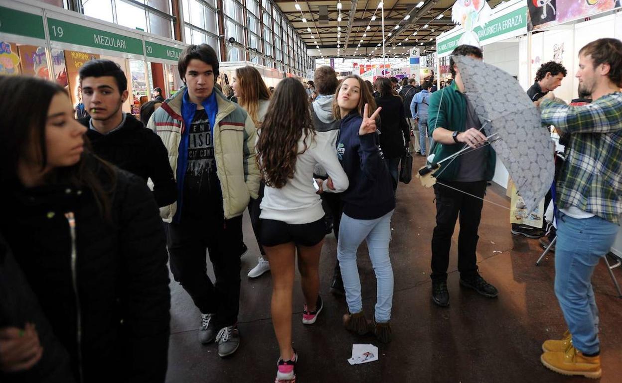 Gazteak izango dira berriz nagusi Azokaren aurreneko egunean.
