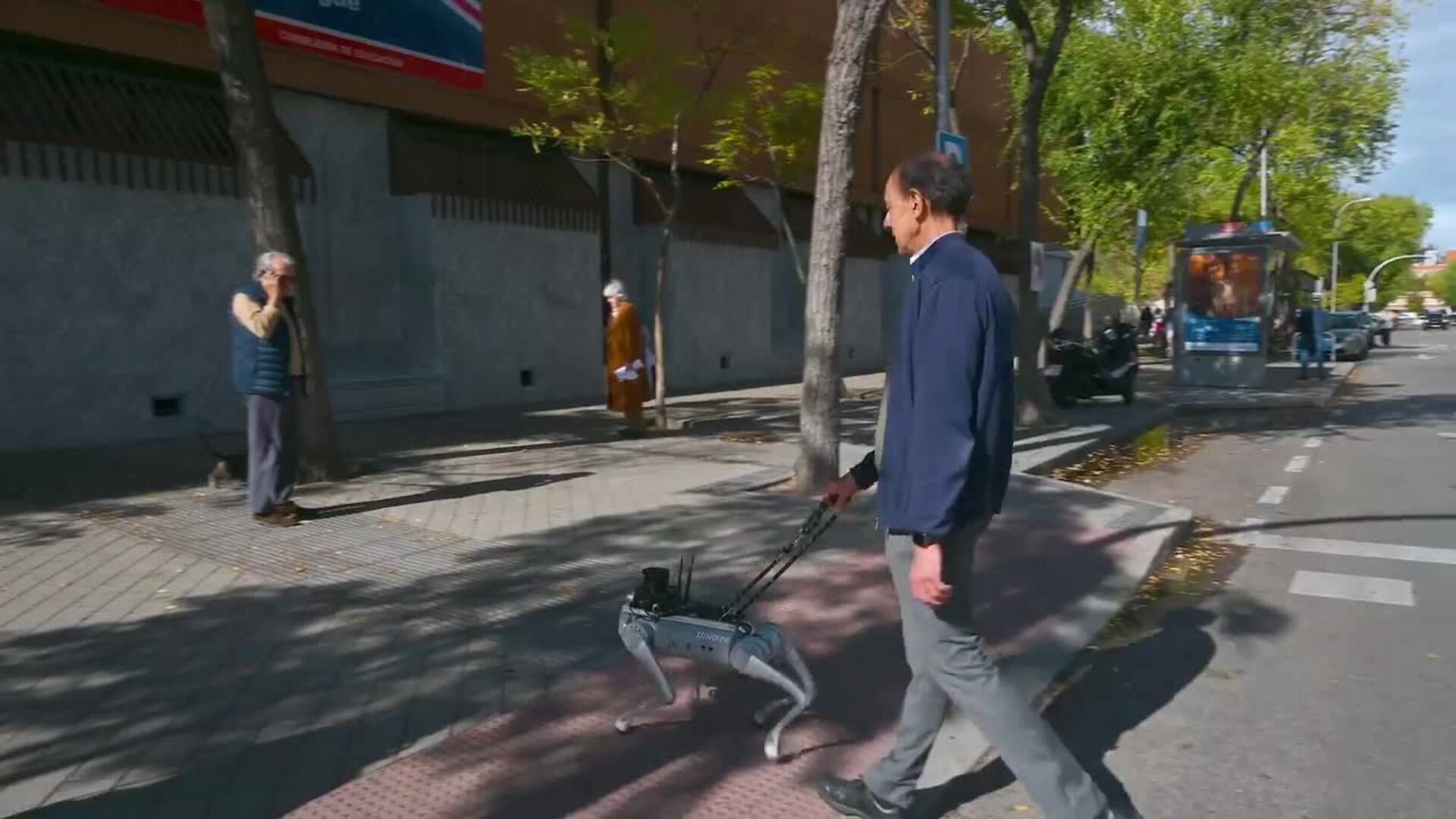 Tefi, un perro robot español para guiar a dependientes