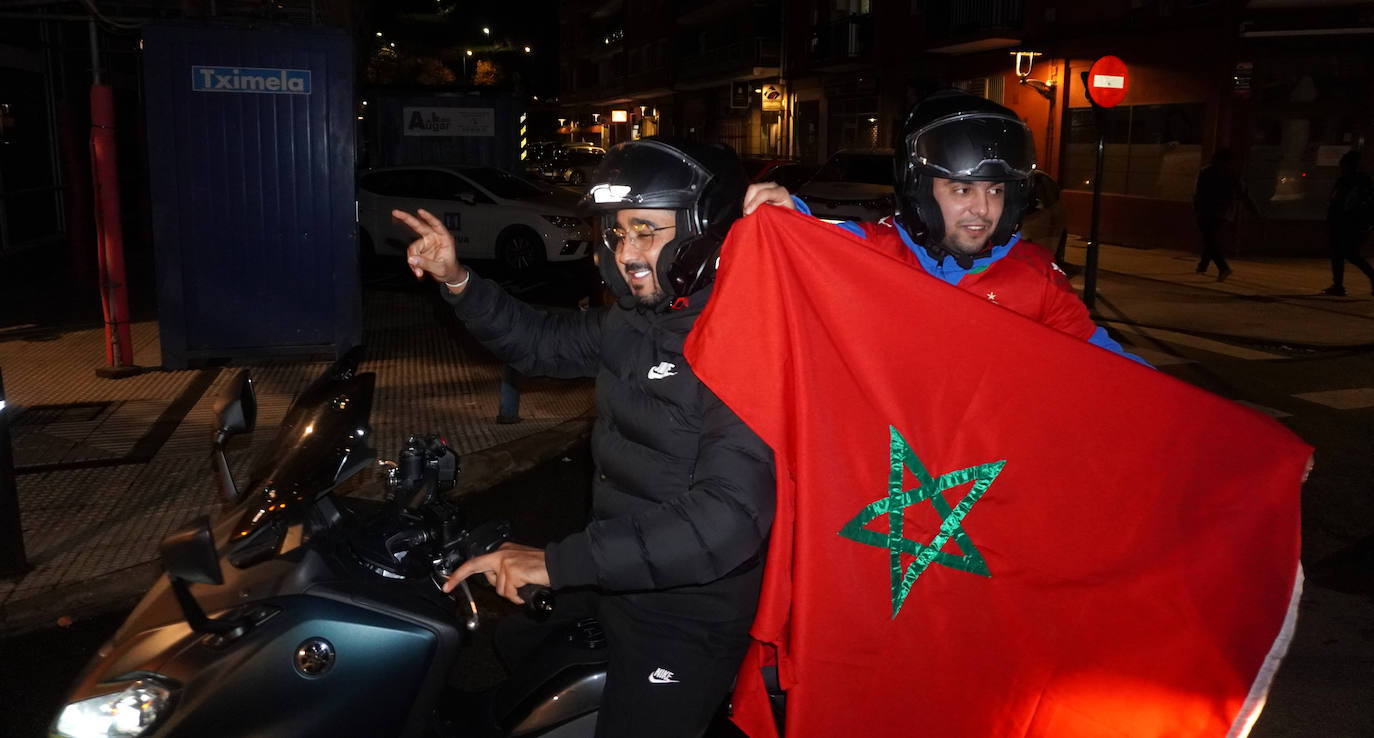 Fotos: Aficionados marroquíes afincados en Gipuzkoa festejan el pase a cuartos de final del Mundial de Qatar