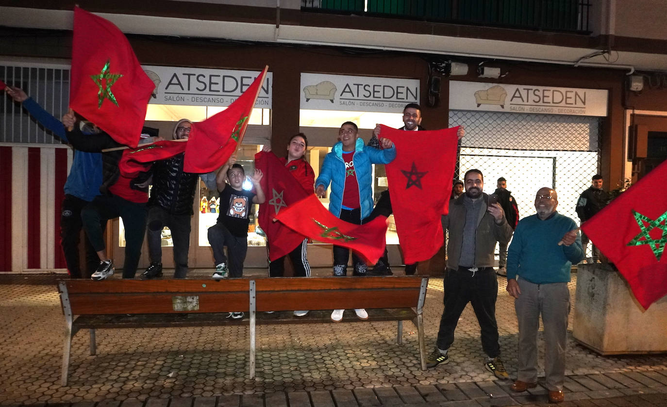 Fotos: Aficionados marroquíes afincados en Gipuzkoa festejan el pase a cuartos de final del Mundial de Qatar