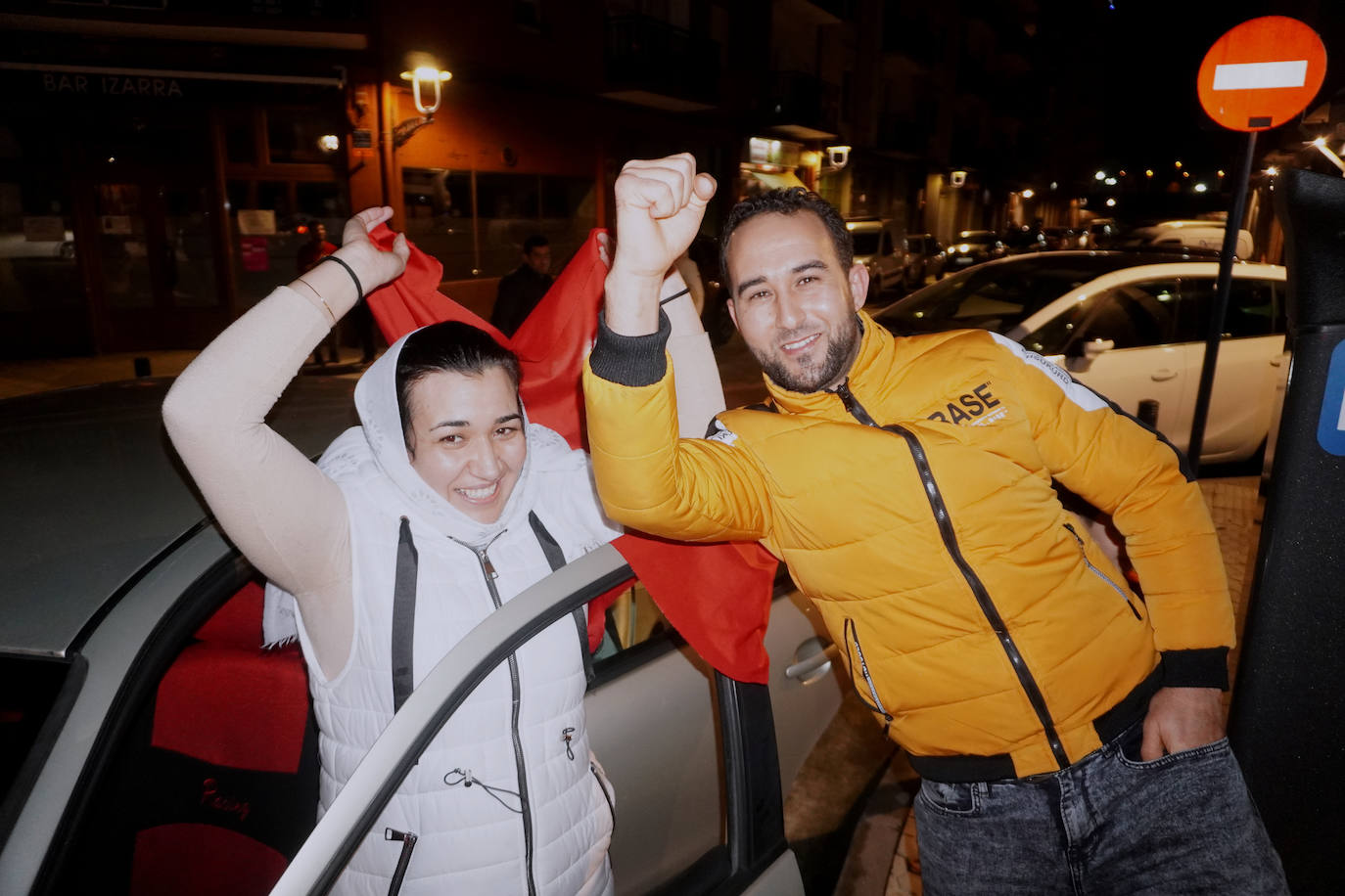 Fotos: Aficionados marroquíes afincados en Gipuzkoa festejan el pase a cuartos de final del Mundial de Qatar