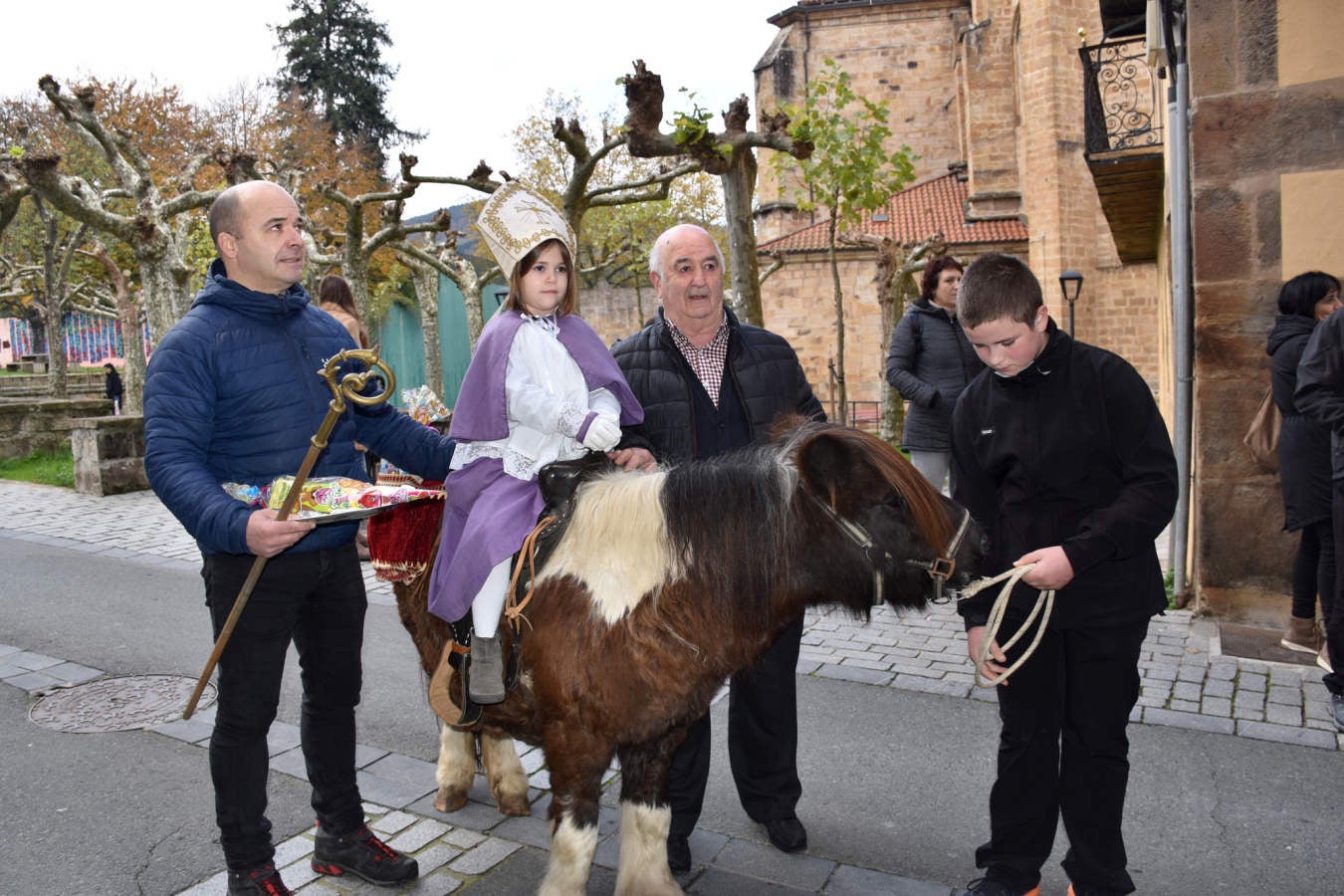 Fotos: Segurako kaleetan ibili da San Nikolas Txikia