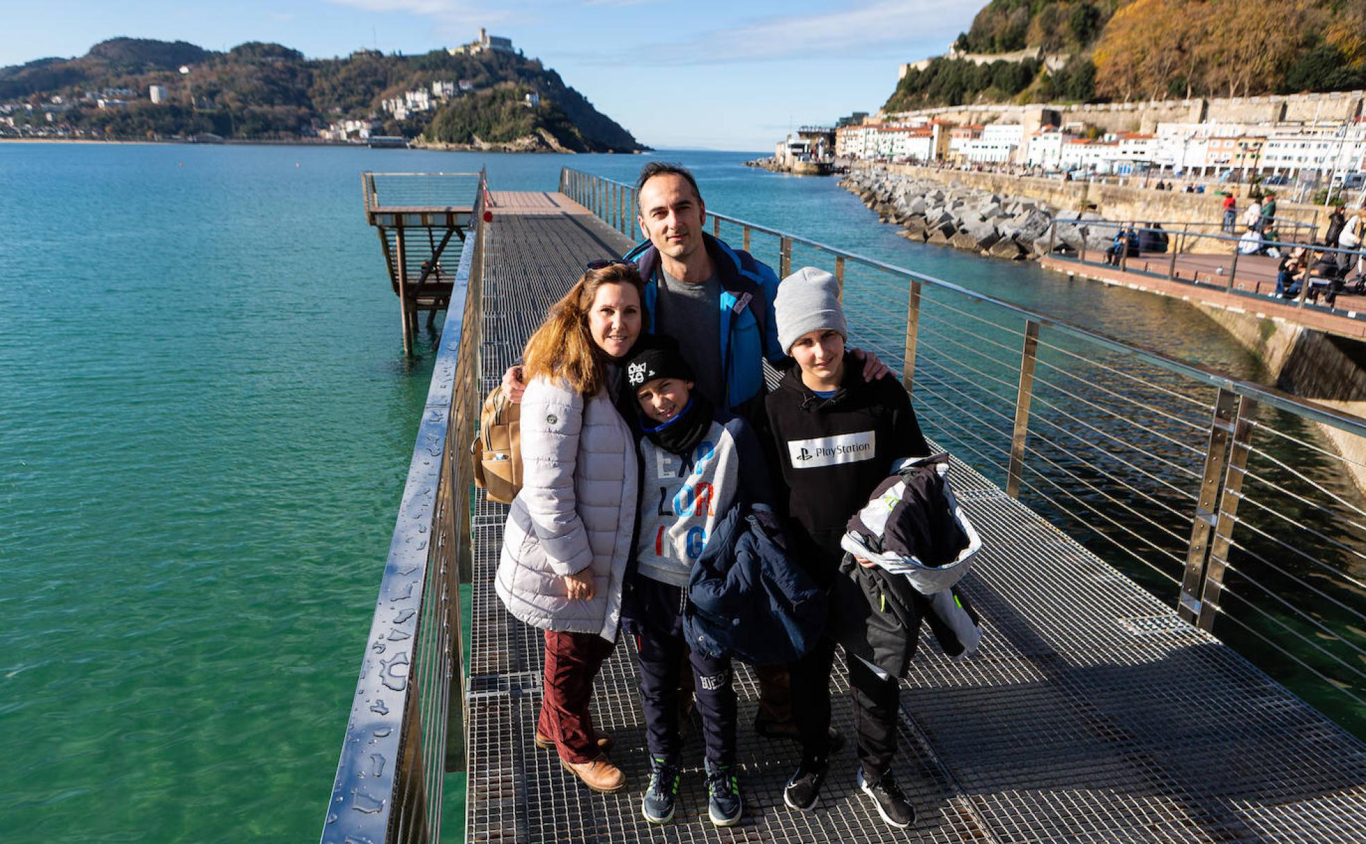Los madrileños Lourdes Calvo y Julio Liarte con sus hijos Pablo y Jorge vistaron este martes por primera vez Donostia