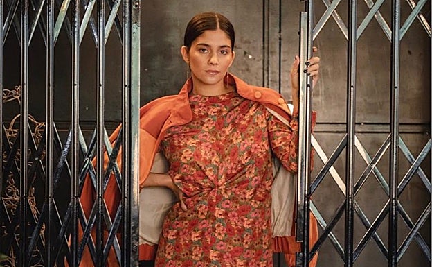 La 'influencer' María García de Jaime con vestido de flores en tonos naranjas.