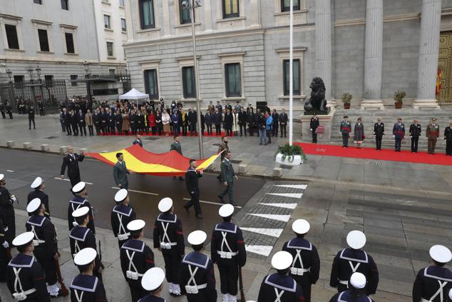 La presidenta del Congreso, Meritxell Batet, preside el desfile militar en conmemoración de la Constitución.