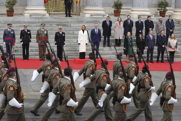 La presidenta del Congreso, Meritxell Batet, preside el desfile militar en conmemoración de la Constitución.