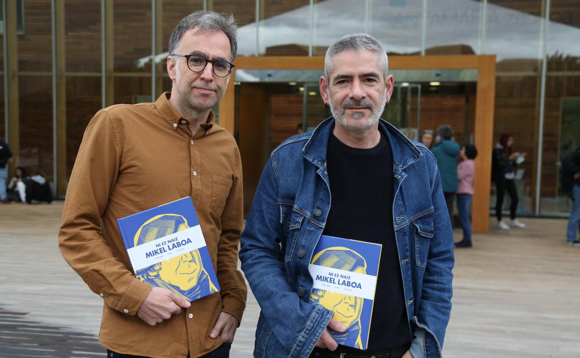 Harkaitz Cano eta Unai Iturriaga liburua aurkeztu zen egunean. Larratxek ez zuen bertaratzerik izan.