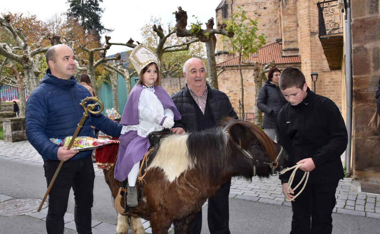 Uxue Etxeberria izan da aurten obispo txikia.