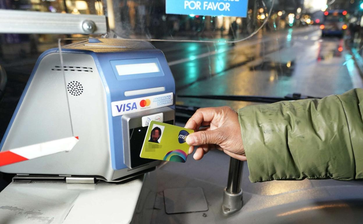 Un usuario de Dbus paga el viaje con la tarjeta Mugi, que mantendrá la actual rebaja del 50% a partir de enero. 