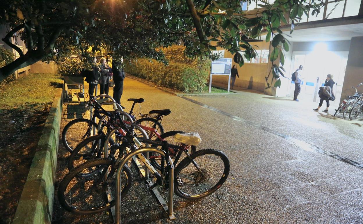 Nuevos aparcabicis junto al polideportivo de Bidebieta. 