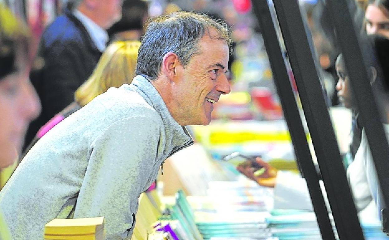 El autor de la saga de novela negra de Touré se reencontró ayer con sus lectores. /