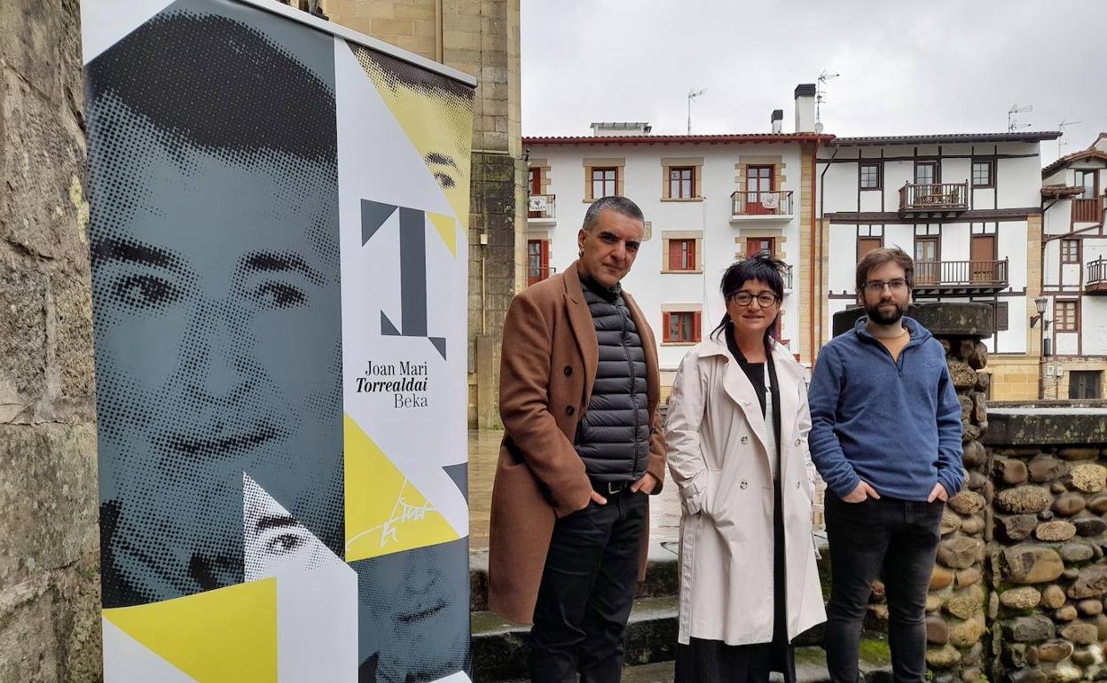Joan Mari Torrealdairen argazkiaren ondoan, Metrokoadrokako Oier Guillan, Agurtzane Solabarrieta Usurbilgo alkatea eta Jakineko Haritz Azurmendi, bekaren koordinatzailea.
