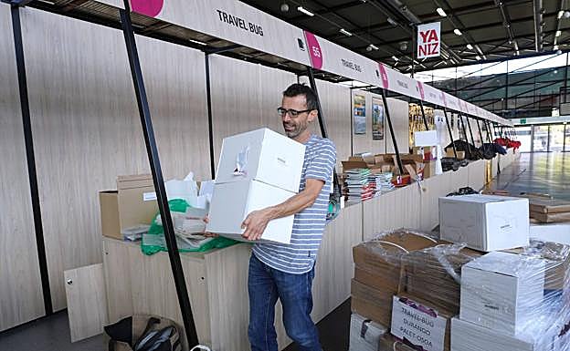 El escritor Ibon Martín colocó ayer los libros de su editorial Travel Bug.