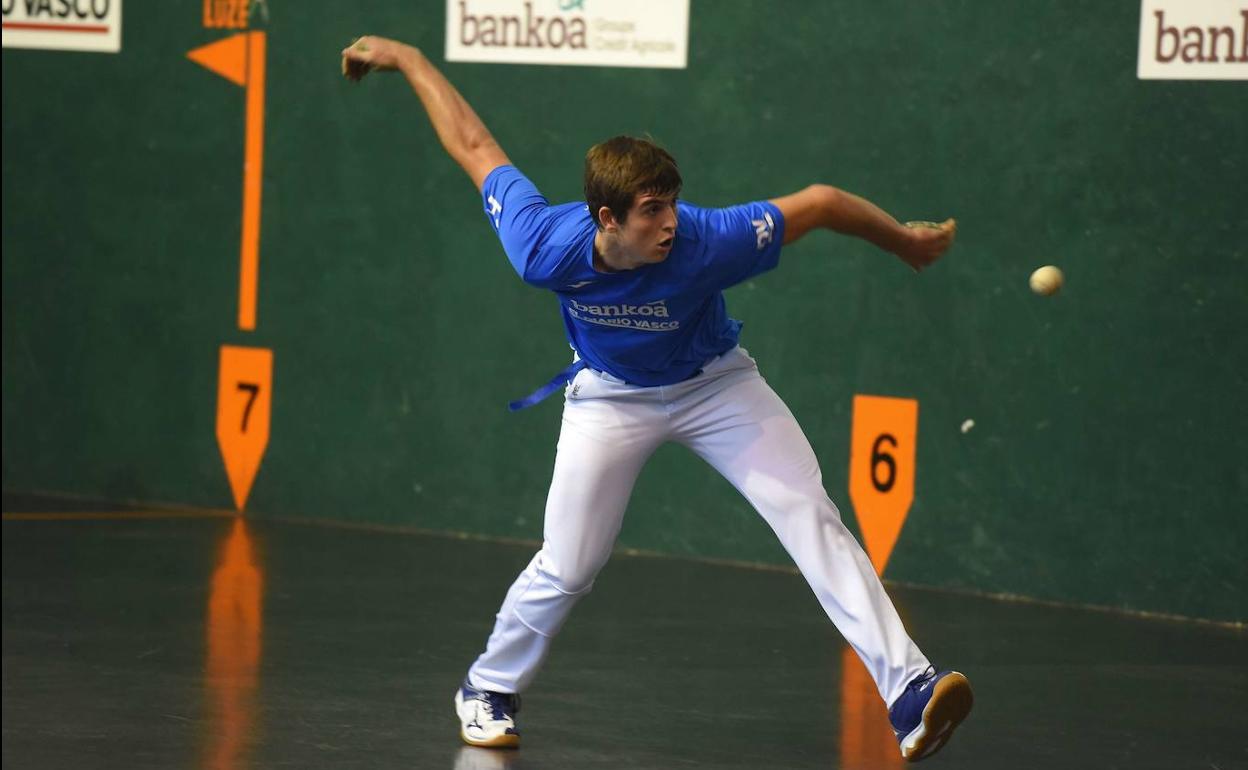 Ekain Lizeaga se dispone a golpear la pelota con su derecha. 