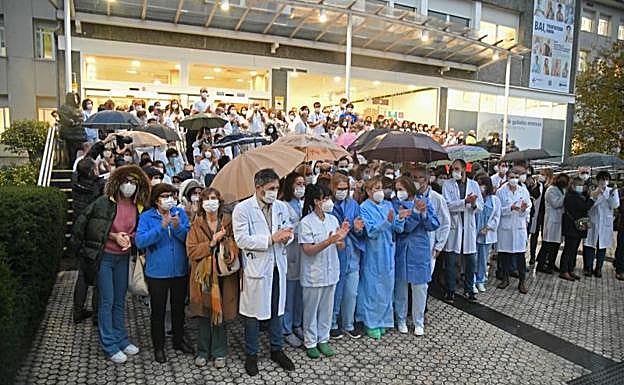 Médicos del Hospital Donostia regresan al centro de la concentración. 