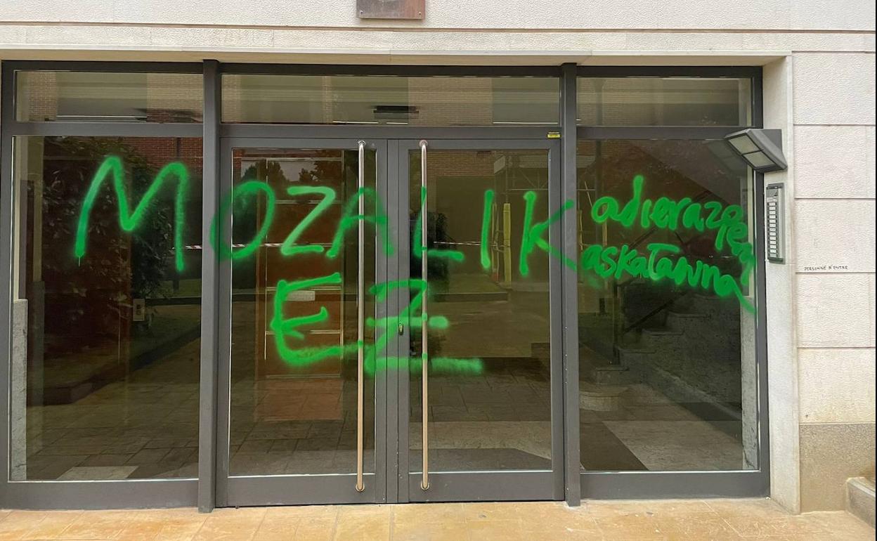 Pintadas den el portal de la vivienda de la alcaldesa de Arrasate. 