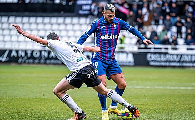 Stoichkov trata de zafarse de la entrada de un oponente burgalés.