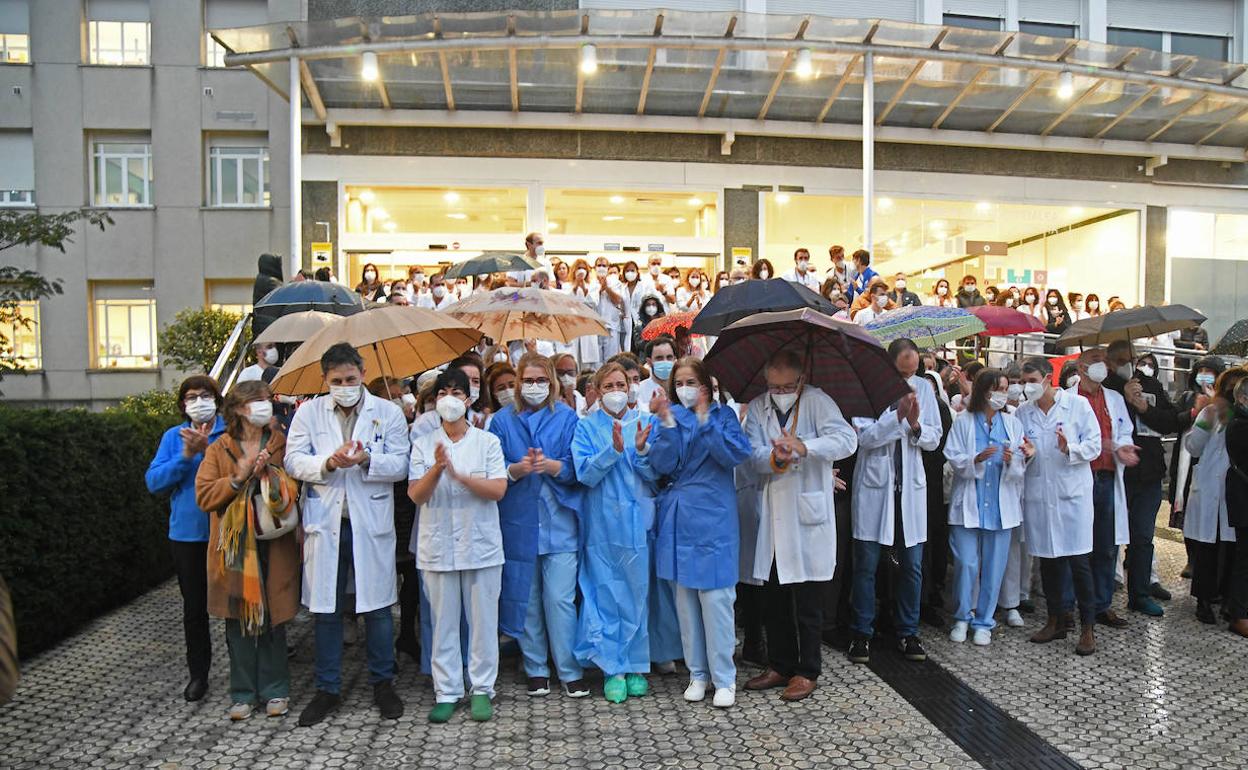 Más de un centenar de sanitarios se sumaron a los jefes de servicio en la concentración de ayer por la mañana en el Hospital Donostia.