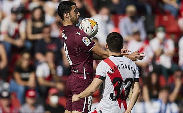 Mikel Merino disputa un balón ante el Rayo Vallecano durante la temporada pasada