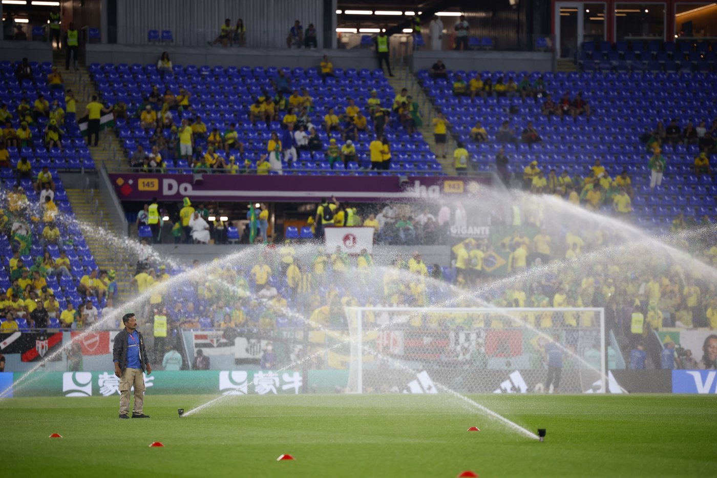 Un empleado supervisa el riego de un campo en el Mundial Qatar 2022. 
