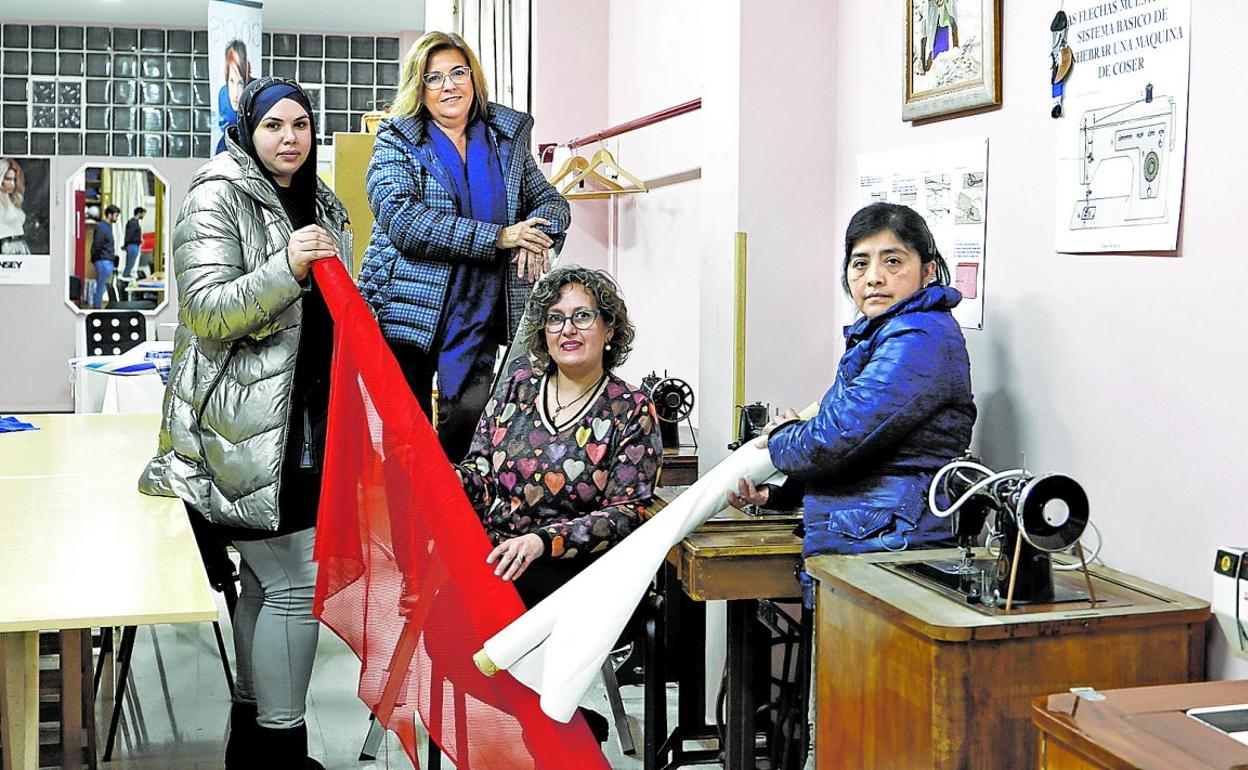 Aprendizaje. Yousra, Mayte, Begoña y Soledad, con unas telas en el aula de costura del centro Hargindegi. 